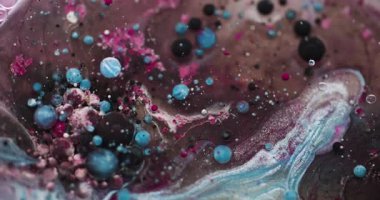 Renkli baloncuklar. Yağlı boya pigmenti. Odaksız mavi emülsiyon sıvısı koyu siyah sıvı mermiler soyut sanat arka planında yüzüyor..