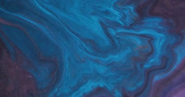 Mermer sıçraması. Boya dokusu. Odaklanmamış mavi mor renk bronz akış lekeleri soyut yaratıcı arka planda yayılan pigmentler.