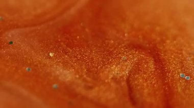 Parıldayan boya. Parlak mürekkep. Soyut sanat akrilik arka planına yayılan turuncu, turuncu, sarı, yuvarlak, sıvı, ışıl ışıl sıçrama..