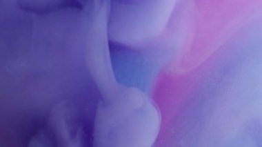 Sis karışımı. Mürekkep suyu. Soyut sanat arka planında çözünmüş mor mavi renkli kıvrımlı akrilik duman sıvısı buhar akışı.
