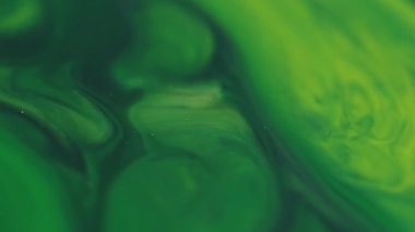 Mermer akarsu. Islak doku. Parlak sularda akan bulanık yeşil renkli boya soyut arka planda yüzen akrilik sıçrama.
