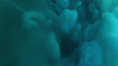 Mavi dalga. Mürekkep suyu. Odaklanamayan renk, kıvrımlı akrilik duman sıvısı, soyut sanat arka planında akan parçacıklar..