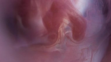 Duman dalgası. Mürekkebi karıştır. Odaklanmamış pembe beyaz renkli su sıçratır girdaplı nemli sis dokusu soyut arkaplanda daireler çizer.