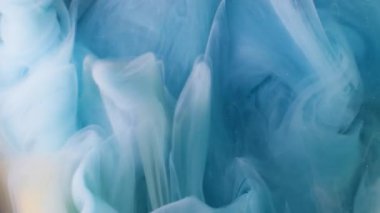 Dalga dokusu. Atmosferik duman. Soyut akrilik yaratıcı arka planda, su dumanında çözünmüş mavi renkli mürekkep dönen sis.
