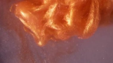 Parlak mürekkep. Buhar sanatı. Odaklanmamış altın turuncu renk. Sıvı, pırıl pırıl parlayan arka planda dönen sis..