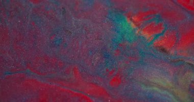 Parıldayan mürekkep. Pırıl pırıl. Odaklanmamış kırmızı mor renk parlak sıvı pigmenti soyut yaratıcı bulanık arkaplana yayılıyor.