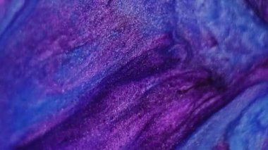 Parlak boya dökülüyor. Soyut lekeler. Odaklanmamış mavi mor renkli akarsu sıvı emülsiyon parçacıkları akrilik sanat arka planında hareket.