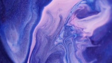 Akan lekeler. Dalgalanma dokusu. Odaklanmamış mavi mor renkli mürekkep rengi su simli madde parçacıkları soyut sanat arka planında dalgalanır.