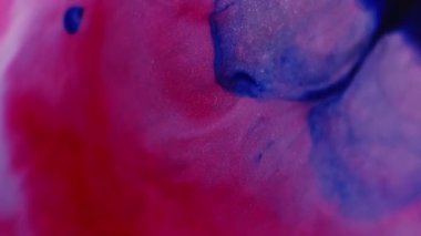 Yüzen mürekkep lekeleri. Akan boya. Bulanık mavi mor mor renkli sıvı mermer parlak parçacıklar su sıvısı soyut arkaplanda yayılıyor.