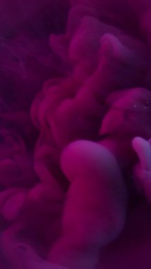 Dikey video. Duman girdabı. Boya buharı. Pembe mor buhar pigmenti arka plana dökülüyor. Soyut sanat sıvısı. Odaklanmış su sıçraması..