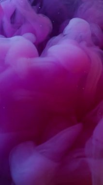 Dikey video. Dalga sisi. Duman spreyi. Sıvıda mor pembe sıvı patlaması. Resim sıçraması çözünen renk çözünmüş neon su soyut arkaplanı.