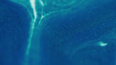 Akış sıvısı. Damla arkaplanı. Odaklanmamış mavi beyaz renk boya parıltılı su kabarcığı sıvı ıslak doku soyut diş minesi sanatı üzerinde akıyor..