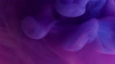 Buharlı boya. Akrilik sıvı. Bulanık mavi mor leylak rengi su parçacıkları girdap halinde ıslak sıçrama soyut arkaplanda yayılıyor.