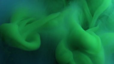 Duman dalgası. Mürekkebi karıştır. Odaklanmamış yeşil renk su sıçrama akrilik sis dokusu soyut sanat arka planında daireler çiziyor.