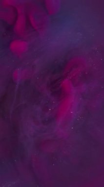 Dikey video. Neon sisi. Dumanı karıştır. Pembe mor menekşe boya sıvısı çözünmüş sıvıya dökülüyor. Sanat harmanı soyut akış soyut titreşimli arkaplan.