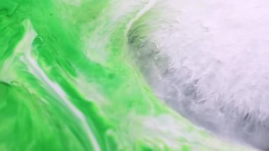 Mürekkep döküldü. Görüntü dalgası. Odaklanamayan yeşil beyaz çok renkli su akışı sıvısı soyut sanat eseri ıslak yaratıcı arka plan üzerinde yüzüyor.