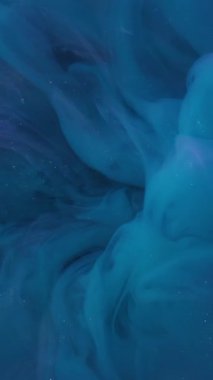 Dikey video. Sis dalgası. Köpüklü sıvı. Mavi menekşe duman spreyi harmanlanmış arka plan. Parlak renk sıvı boya soyut bulanıklığı.