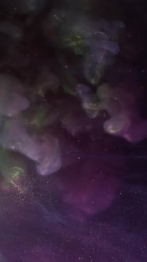 Dikey video. Sis dalgası. Köpüklü sıvı. Siyah gece geçmişinde mor yeşil duman spreyi fırtınası. Renkli sıvı boya soyut bulanıklık suya sıçrar.