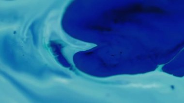 Parlak parıltı. Akan boya. Soyut yaratıcı sanat arka planında yüzen odaksız mavi beyaz renkli sıvı su akrilik parçacıkları.