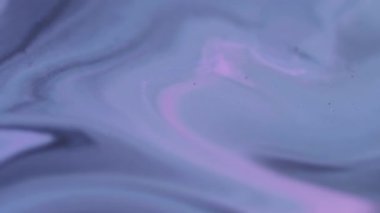 Akrilik karışımı. Emülsiyon akışı. Odaklanmamış mor renkli mürekkep dokusu soyut sanat arka planına dökülen sıvı sıvı sıvı su dokusu.