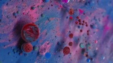 Sıvı damlası. Sıvı arka plan. Akrilik mermer su yuvarlak desenli mavi kestane rengi mürekkep yaratıcı sanat soyutlamasına akıyor..