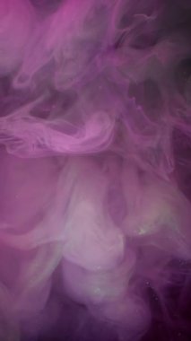 Dikey video. Sis bulutu. Dumanı karıştır. Pembe yeşil boya sıvısı siyah bulanık dokuya dökülüyor. Sanat karışımı renk soyut akış odaklı olmayan arkaplan.