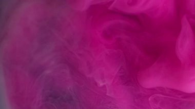 Duman dalgası. Mürekkebi karıştır. Bulanık pembe beyaz renk su sıçratır dalgalı sis dokusu soyut koyu siyah arkaplanda daireler çizer..