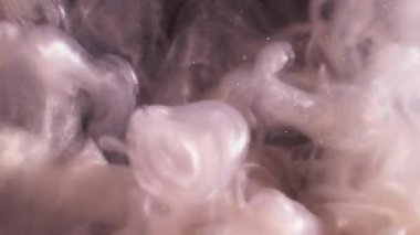 Bulut dumanı. Sıvı sıçraması. Odaklanmamış mor renkli boya, kıvrımlı duman akrilik doku, yaratıcı siyah sanat soyutlaması üzerinde sallanıyor..