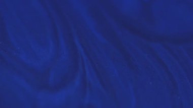 Akrilik pigment. Mermer dokusu. Odaklanmamış mavi renk boya sıvısı parçacıkları sıvı emülsiyon soyut sanat koyu arkaplan üzerine yayılıyor.