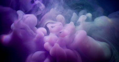 Sıvı pigmenti. Boya suyu sıçraması. Odaklanmamış mor renkli bulutlar soyut akrilik sanat arka planına yayılan titreşimli sıvı.