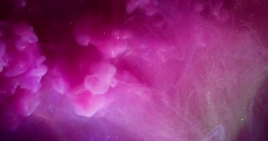 Akrilik ışıltılı su. Boya akışı. Bulanık pembe renkli gökkuşağı sıvısı parlak bulut soyut duman sanat arka planında yayılıyor.