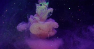 Duman suyu. Mürekkep sıçraması. Bulanık mavi neon rengi girdap gibi parlayan gökkuşağı sisi soyut koyu siyah bokeh arkaplan üzerindeki ampulü kırdı.