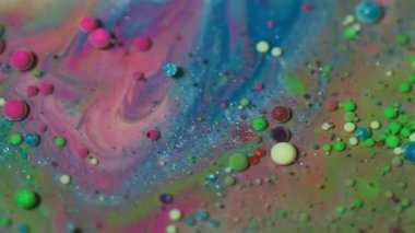 Boya karışımı. Mürekkep yağı karışımı. Soyut sanat arka planında yüzen yeşil, pembe, parlak, yuvarlak, sıvı, akrilik damlacık..