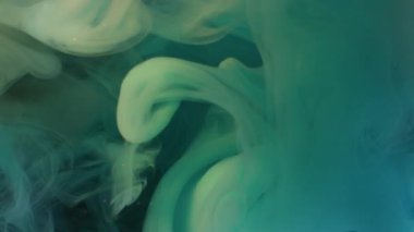 Kırık ampul. Buhar mavisi boya. Odaklanamayan renk sıvısı duman bulutu kırılan camları soyut koyu siyah arka planda dolduruyor..