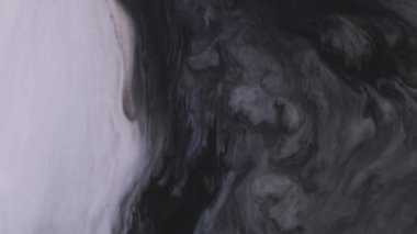 Boya dalgası. Sıvı sıçraması. Soyut akrilik sanat arka planına yayılan siyah beyaz simli sıvı pigment dokusu.