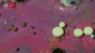 Parıldayan boya sıvısı. Mürekkep suyu. Soyut akrilik zemin üzerinde yüzen mor turuncu turuncu yağ yuvarlak parlak sıvı akışı.