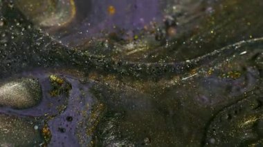 Parıldayan boya sıvısı. Mürekkep yağı suyu. Soyut akrilik sanat arka planında yüzen mor renkli yuvarlak sıvı akışı.