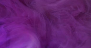 Bulut karışımı. Odaklanmamış mürekkep akışı. Pırıl pırıl parlayan mor renkli sıvı girdap. Işıldayan sanat buharı soyut arkaplan dokusu.