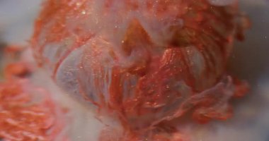 Boya döküldü. Bulanık boya dalgası. Sanat küresine dökülen parlak turuncu akrilik sıvı. Renkli su titreşimli karışık soyut arkaplan.