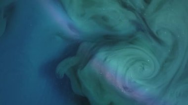 Akrilik boya dumanı. Parlak parçacıklar. Odaklanmamış mavi mor renk parlatıcısı soyut yaratıcı sanat arka planında yüzen mürekkep rengi gökkuşağı suyu sıçratır.