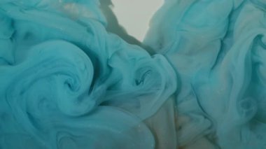 Boya sisi. Sis dalgası. Odaklanmamış mavi turuncu renkli sıvı simli bulut parçacıkları soyut beyaz sanat arka planına yayılan parlayan buhar..