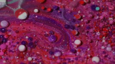 Boya karışımı. Boya baloncukları. Odaklanmamış kırmızı pembe renkli mürekkep mermer parıltılı su yuvarlak karışım dokusu akrilik sanat soyutlamasına akıyor..