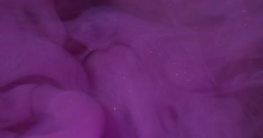 Köpüklü sis. Bulanık boya dumanı. Mor simli partiküller sıvı dökülmesini soyut olarak harmanlarlar. Renkli bulut kıvrım suyu çözünür.