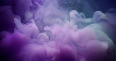 Sıvı pigmenti. Boya suyu sıçraması. Odaklanmamış mor renkli bulutlar soyut akrilik sanat arka planına yayılan titreşimli sıvı.