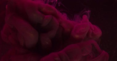 Kırmızı buhar. Mürekkep arkaplanı. Odaklanamayan renkli su camları, akrilik koyu siyah soyutlama üzerine yayılan girdap şeklinde..