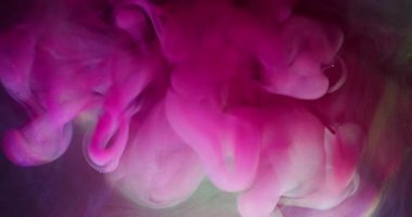 Su altı sisi. Sıçrama sanatı. Bulanık, pembe, mor renkli, renkli, bulut desenli, soyut arkaplana yayılan parlak sıvı..