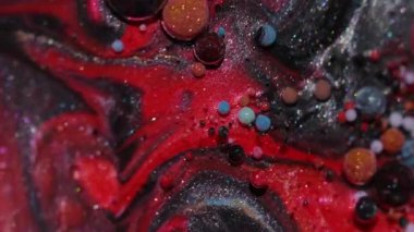 Parlak emülsiyon. Sıvı arka plan. Yaratıcı koyu siyah soyutlama üzerinde yüzen parlak yağlı su yuvarlak dokusunda çözünmüş mavi kırmızı mürekkep.