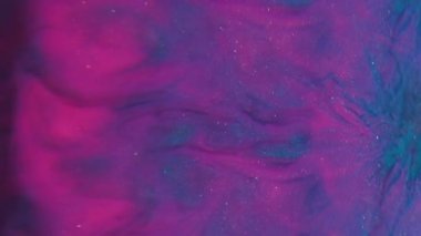 Parıltılı sıçrama. Neon arka plan. Yaratıcı akrilik soyutlama üzerine yayılan mor mavi renk mürekkebi titreşimli parçacıklar.