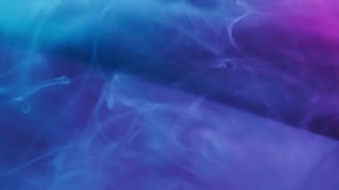 Floresan sisi. Atmosferik mürekkep sıçraması. Bulanık mavi renk buhar sıvısı geometrik cam dokusu soyut sualtı sanat arka planına dökülmüş..