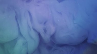 Boya dalgası. Sis sanatı. Odaklanmamış mavi mor parlak sıvı simli doku soyut akrilik sualtı arka planına yayılıyor..